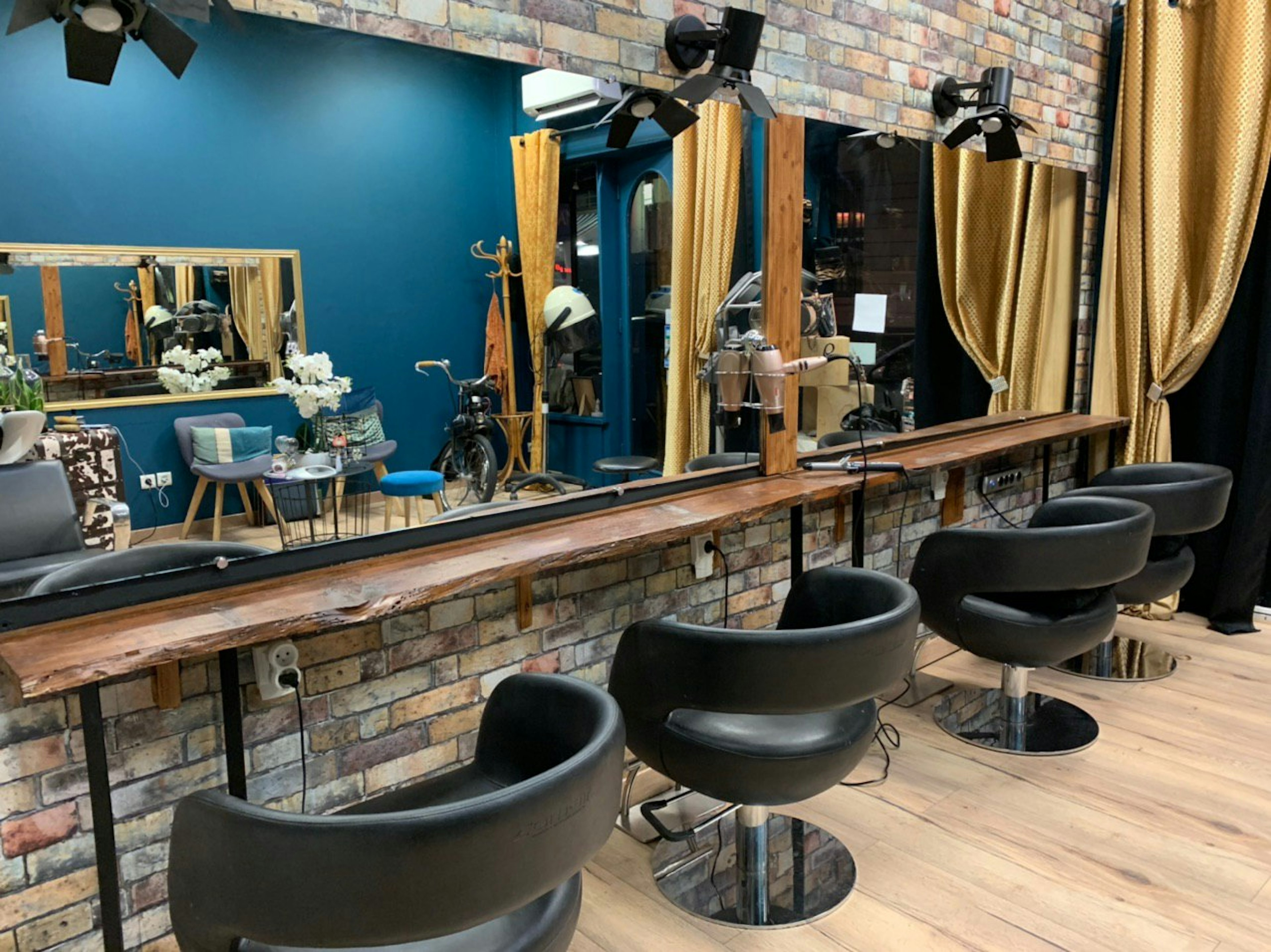 Photo du salon de coiffure, sièges de coiffage